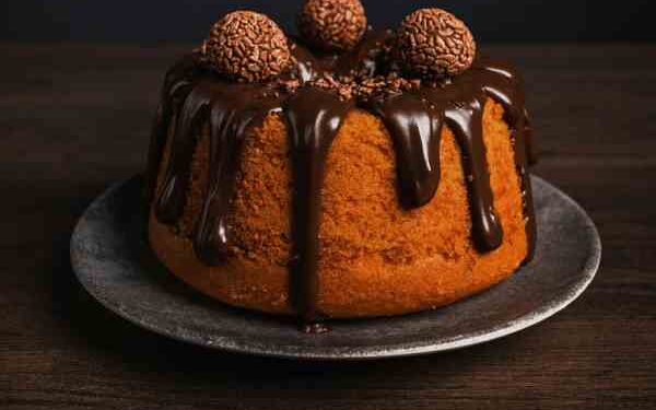 Bolo de cenoura fofinho com recheio de chocolate