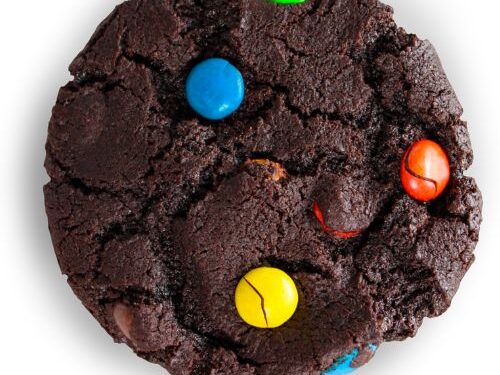 Cookie de chocolate com confetes colorido